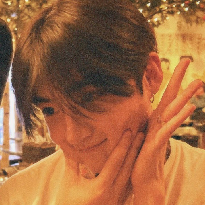 sangwonexe's tweet photo. sangwon is such peak babygirl even his own friends treat him like their babygirl https://t.co/ybKCpnVbv7