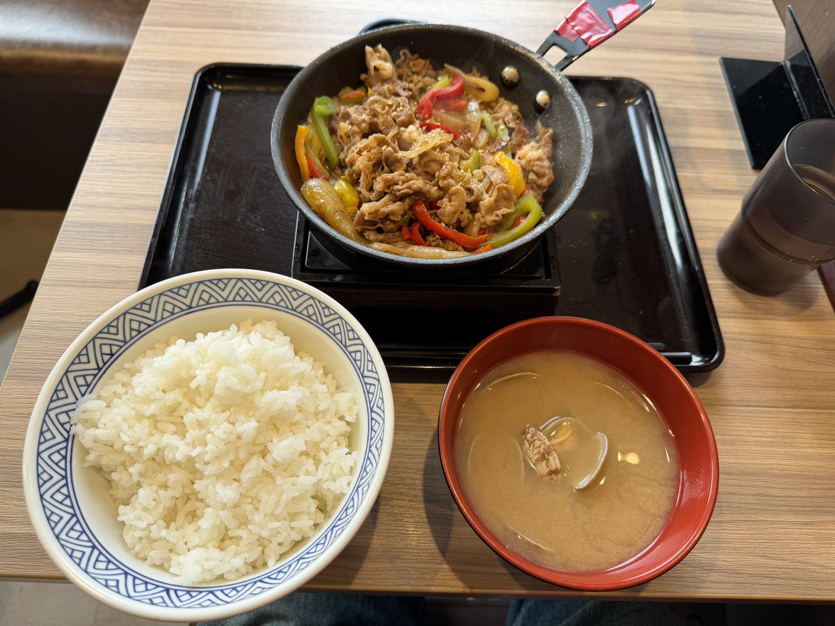 今日のランチは、鉄板プルコギ定食のご飯大盛り(あさり汁変更)で(^_^)
 #吉野家