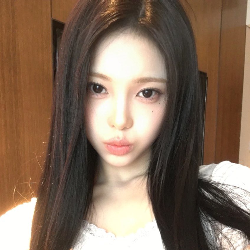 woooannn's tweet photo. 최근포스트 쭉 훑는데 진짜 얘 혼자ㅜ블링블링축고정렌즈안끼고잇네… 클래식이즈더베스트so덜어냄의미학을깨달아버린감성낭만간죽간살고딩의감다살행보에웃음이안멈춘다 https://t.co/sfXW1eVdA6