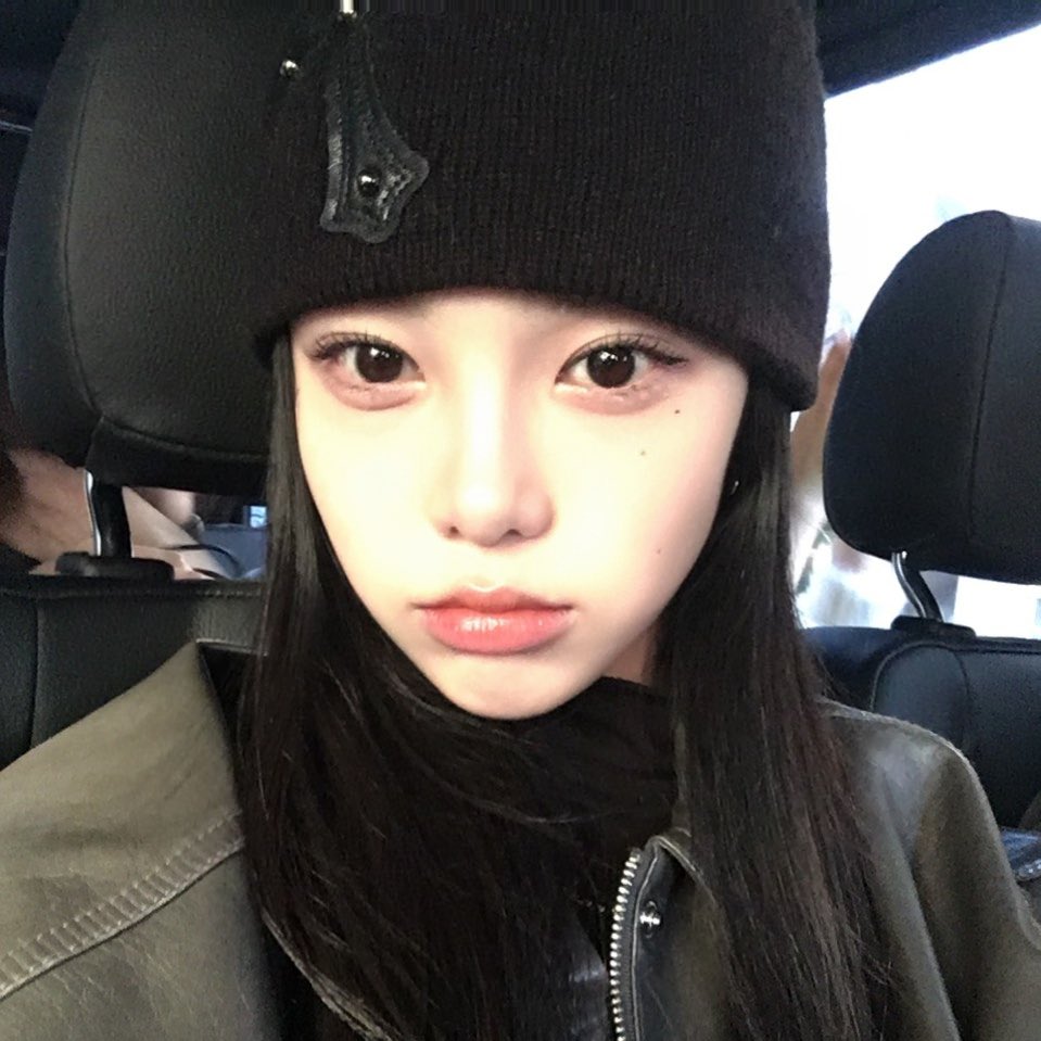 woooannn's tweet photo. 최근포스트 쭉 훑는데 진짜 얘 혼자ㅜ블링블링축고정렌즈안끼고잇네… 클래식이즈더베스트so덜어냄의미학을깨달아버린감성낭만간죽간살고딩의감다살행보에웃음이안멈춘다 https://t.co/sfXW1eVdA6