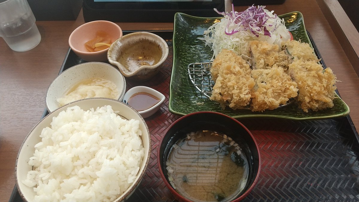 charisma3d's tweet photo. 大戸屋で🍴
ある特別な方からおすすめされた
「鰹の梅はさみ揚げ」
食べてきました🐣

２つ隣り席横並びで、佐藤健の下位互換.小芝風花＋大友花恋÷2*下位互換 の美男美女カップルが楽しそうに食べてました🌈

その空気を感じながら、私も美味しくいただきました😊✨

なんの感想？これ🐧💧 https://t.co/ty7dII9hhr