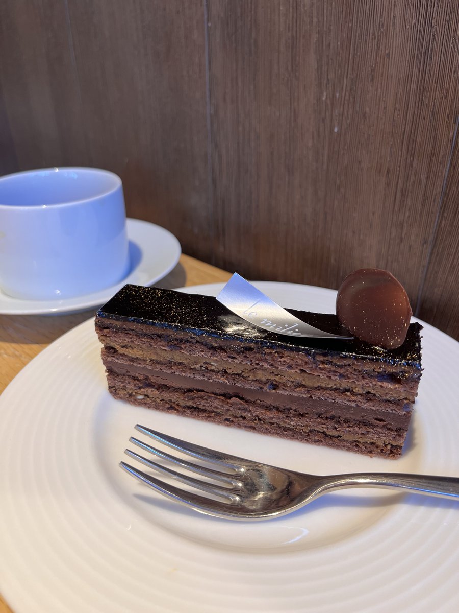 chapo_umr's tweet photo. 先週ケーキ2.5個食べたのにまた食べたくなってる…買いに行こうかどうしようか💭 https://t.co/pWSiTTgwqV