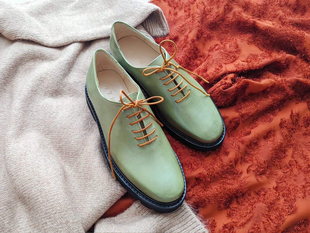runrunWallaby's tweet photo. ついでに見せちゃうんだけど、ペールグリーン✕オレンジ紐のオックスフォードシューズもおなじところで作ってもらいました(`・ω・´)
かなり可愛くてお気に入りです🫶
台湾のHTHREEっていう革靴屋さんです！ネット注文できますワヨ✌️(足のサイズ事細かに寸法聞かれるため、サイズ事故起きにくいです) https://t.co/enrvAEOlpt