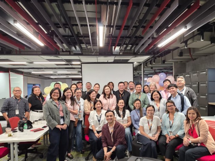 ronithchungath's tweet photo. It’s pause and play in the #Philippines during #FestOval—where @Oracle employees across Asia Pacific unwind and bond over new experiences. 🥳 Find out how #LifeAtOracle supports balanced lives https://t.co/IwMBi27eWI https://t.co/PdExBuC4Qx