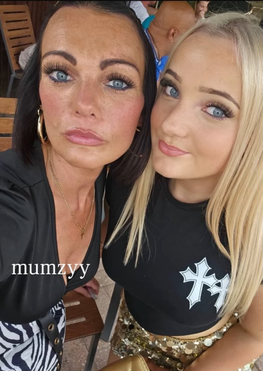 mother daughter tweet media