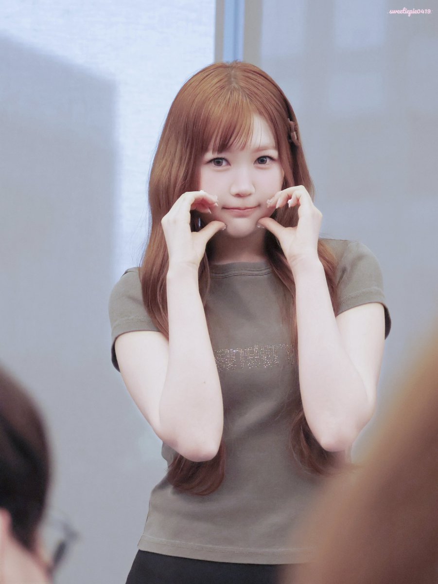 sweetiepie0419's tweet photo. 260321 La Fansign

 #예온 #YEON 
 #Hearts2Hearts #하츠투하츠 https://t.co/FLs86bjWHO