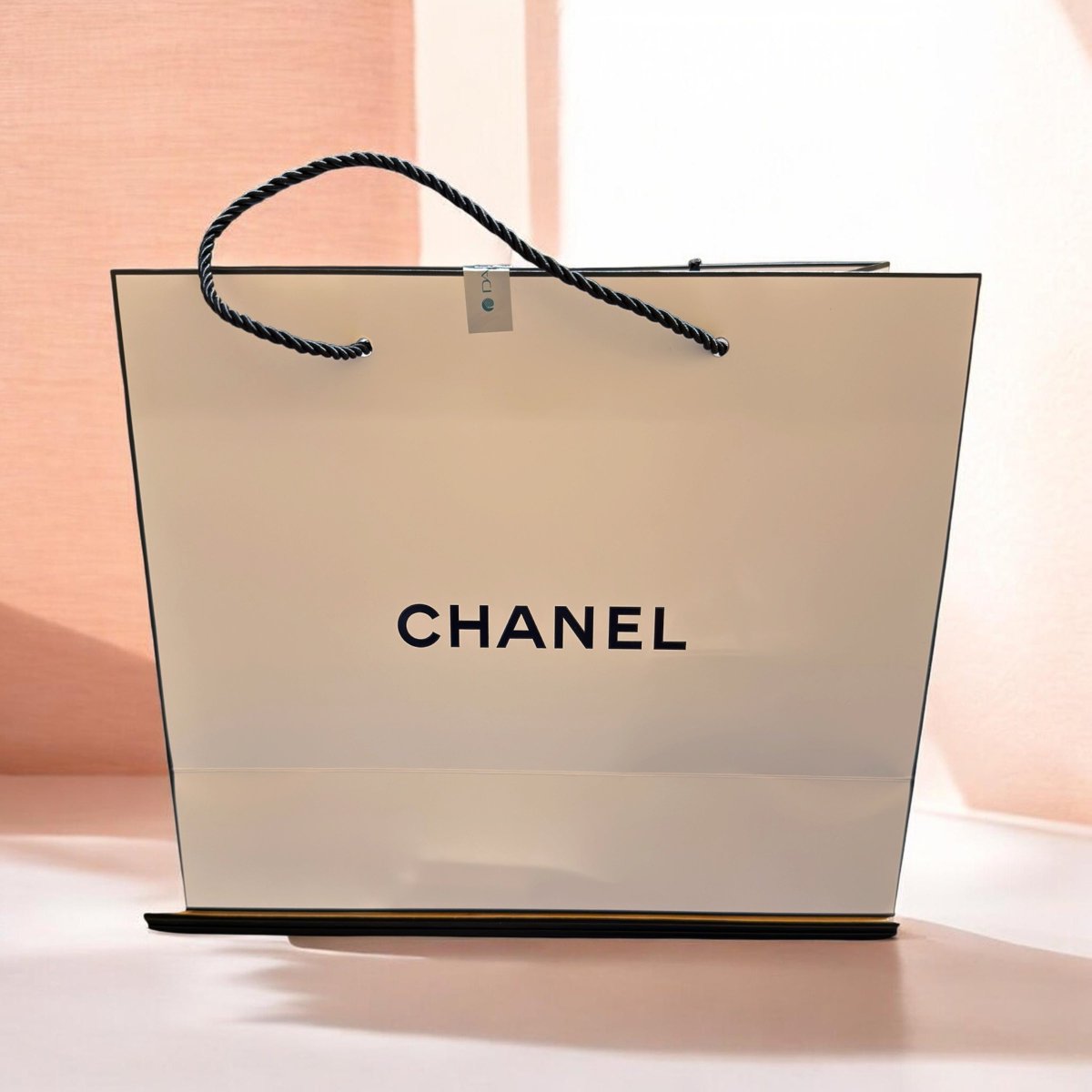 Red4432's tweet photo. 今日は大丸神戸店のCHANELでいつも利用してるフレグランスと限定ボディークリームを買いました。 https://t.co/lgcTWmx81a