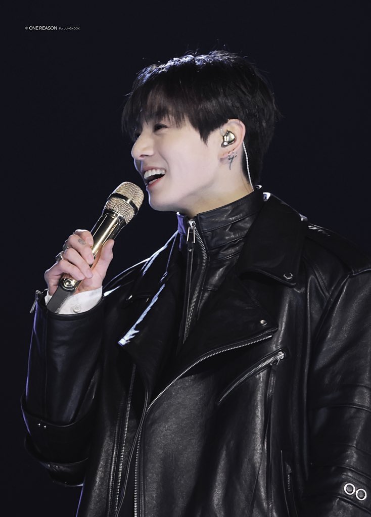 260321 정구기 웃는거 너무 예뻐💜
#정국 #JUNGKOOK #BTS <a href="/BTS_twt/">방탄소년단</a>