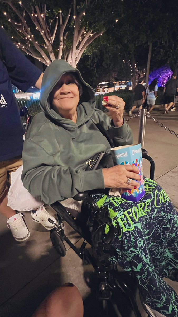 NikkiLA22🍕 tweet media