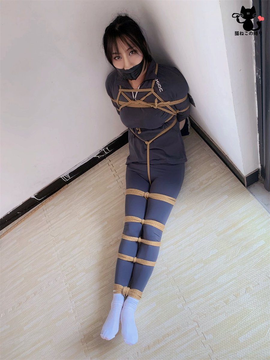 NeKoo_shibari's tweet photo. 做运动为什么要把手脚起来，胸部被勒的突出，私处还要被绳子紧紧勒住 嘴也被胶带封住

出镜：本人
摄影&amp;缚手：@Saya_Shibari 

#紧缚 #捆绑 #拘束 #绳艺 #紧缚 https://t.co/evbS8kxrmR