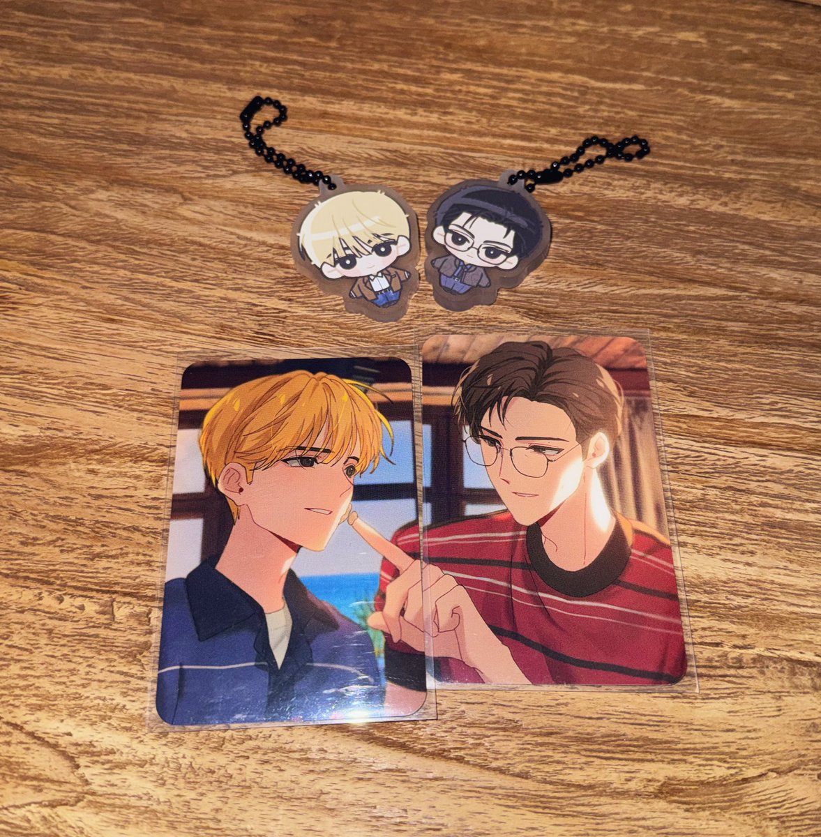 토끼가 걸어와서..
왈갈을 슥 주고 갔습니다..🐰
환님 덕분에 재밌는 왈갈을 봤으며..
귀여워서 한입에 먹은 영서 창원이 키링과
너무.. 너무.... 최고의 포토카드를 받았습니다..
양면이며.. 영서 머리색이 달라요..🥹
내 토끼는 천재야.. 소중히 할게요 환님..💗