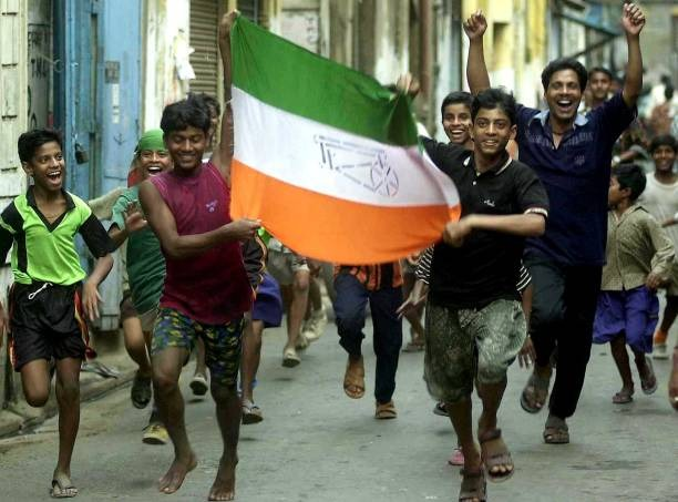 TMCinHistory's tweet photo. 🕒 2001

On this day of 22nd March in 2001, young fans celebrated India’s series victory over Australia, waving the national flag on the streets of Kolkata after the team sealed a 2–1 win. https://t.co/7iHVKL5KwD