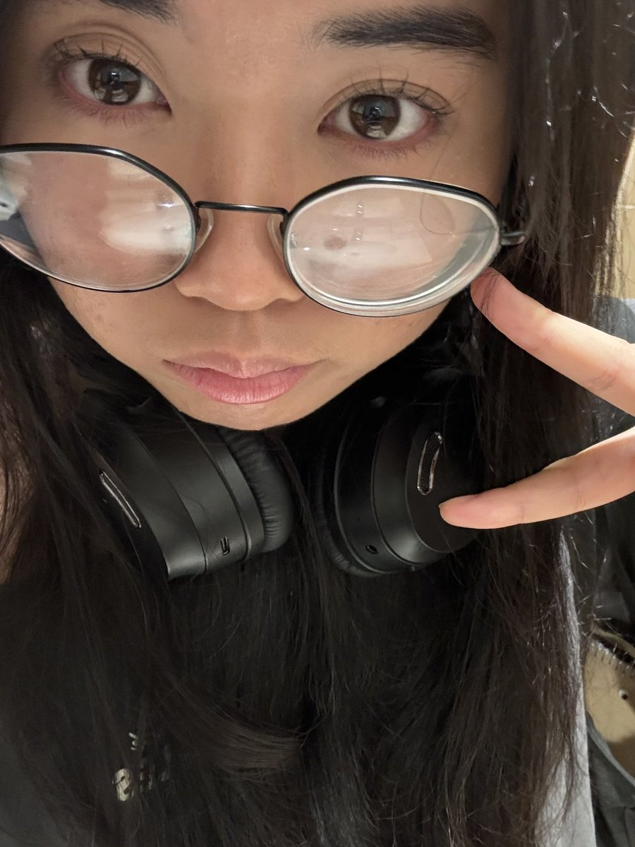 pay4ceiko1's tweet photo. uni selfies i miss my old glasses https://t.co/gOjGYOo3Pr