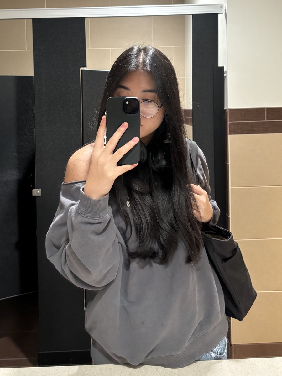 pay4ceiko1's tweet photo. uni selfies i miss my old glasses https://t.co/gOjGYOo3Pr