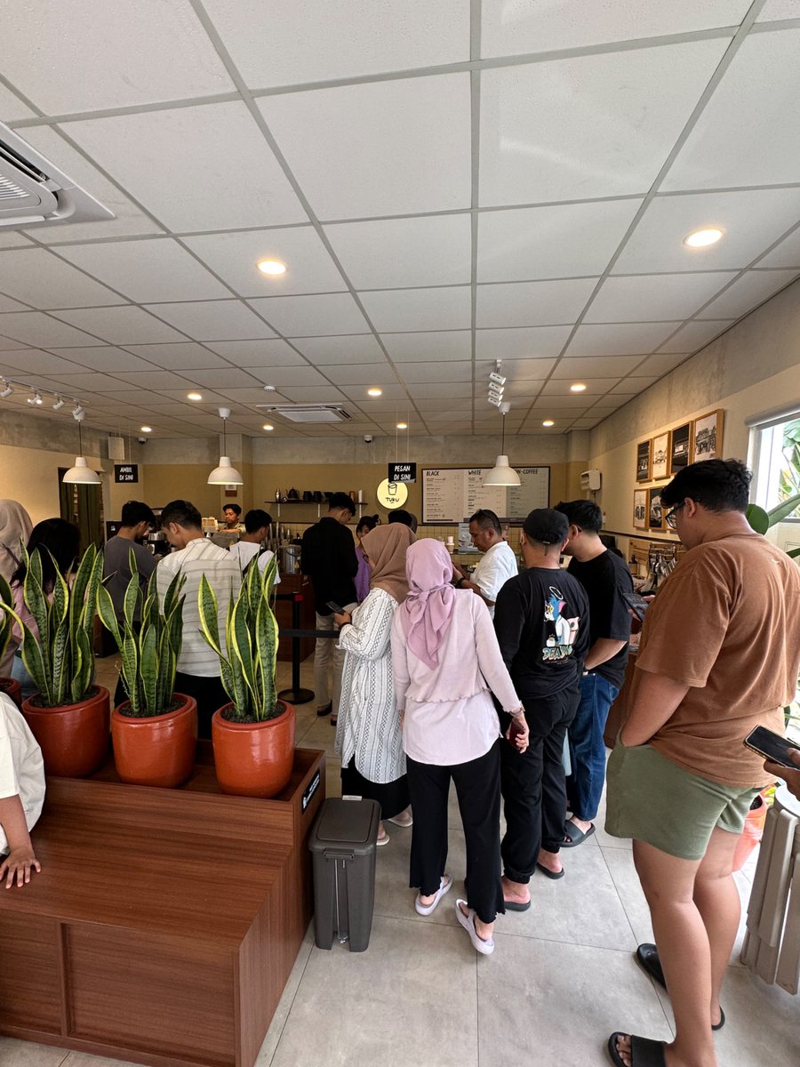 sukamasakin's tweet photo. sudahkah kalian antri tuku??? https://t.co/JpYGjNddzi