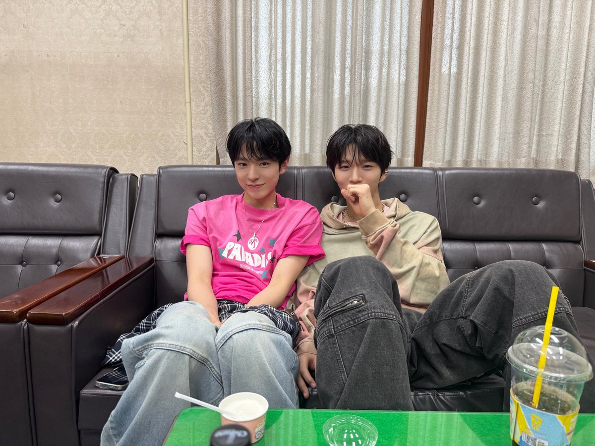 onlyuufans's tweet photo. may bagong addition nanaman sa photos of yutdaeng na mukang nakipagpapic siya sa crush niya during school event https://t.co/PCk0Kyjbf5