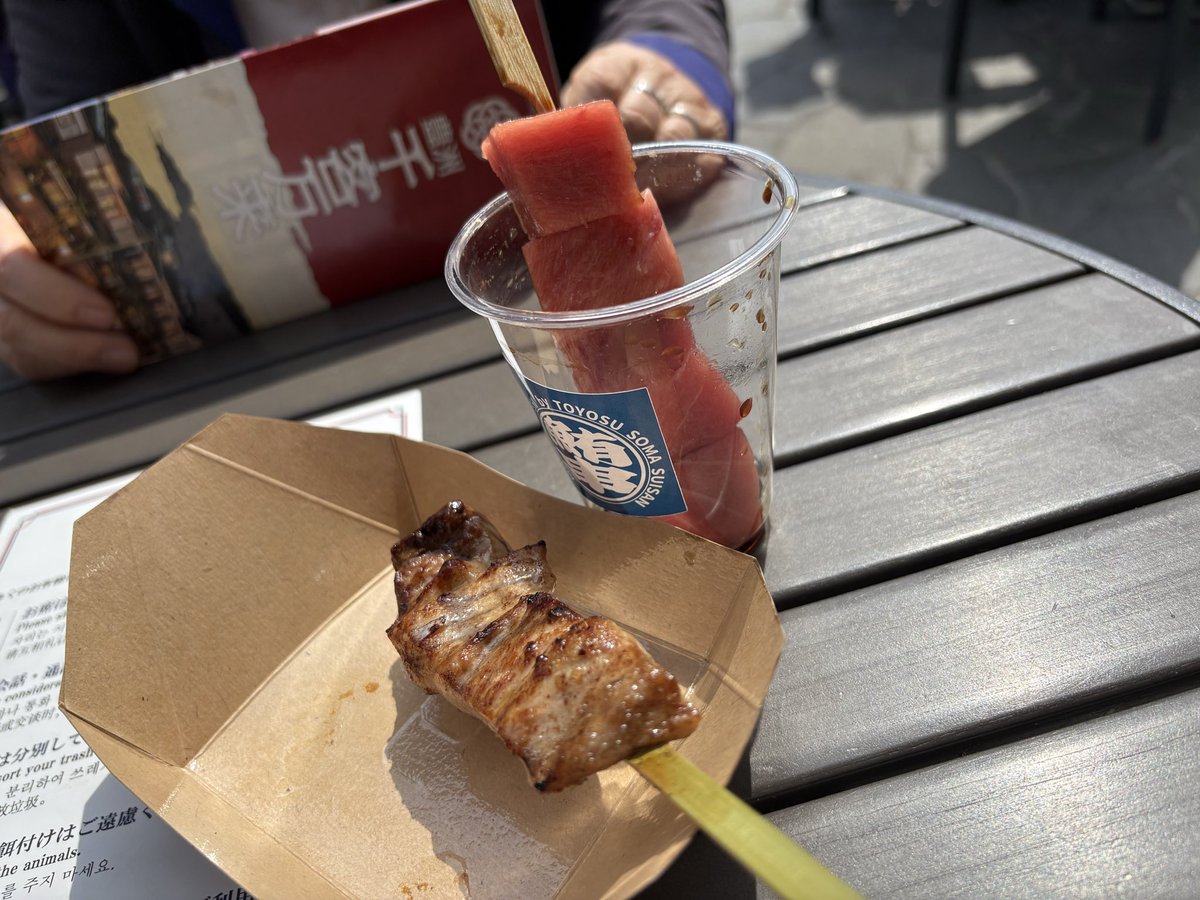 aosan_'s tweet photo. 千客万来食べ歩き

相馬水産さんにて、中トロの刺身と焼きの食べ比べ。
たばねのしさんの掛川抹茶クレープ2種（左:ブリュレ/右:ティラミス）
馬BOUZUさんの馬刺し

どれも美味しかったです😀👍 https://t.co/lyIh3fnXil