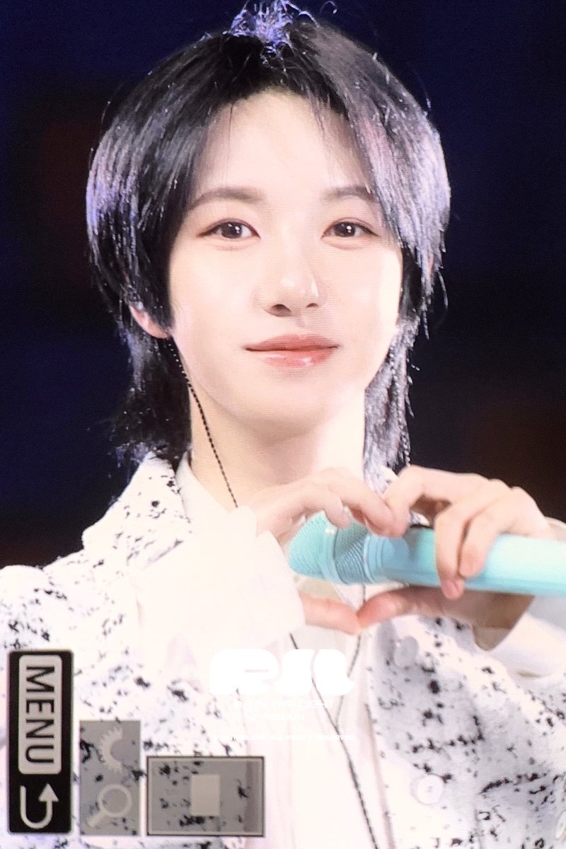 𝙍 𝙄𝙉 𝙏𝙃𝙀 𝙇𝙄𝙂𝙃𝙏. tweet media