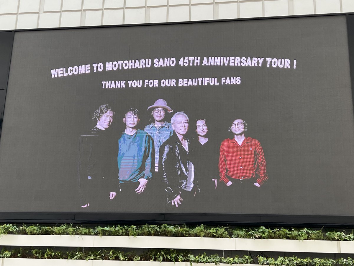 j_boy_71's tweet photo. 昨夜のLIVE初参加🎤

注釈付きの席で左端の方ではあったけど、アリーナ実質5列目の神席🌟よく見えました👀

1部、2部構成で休憩を挟み、全32曲3時間超えのステージ

パフォーマンスがシュッとしてカッコ良かったなぁ
とても古希とは思えなかった
すっかりファンになりました😍

#佐野元春　#45周年 https://t.co/3MVgQwWpyA