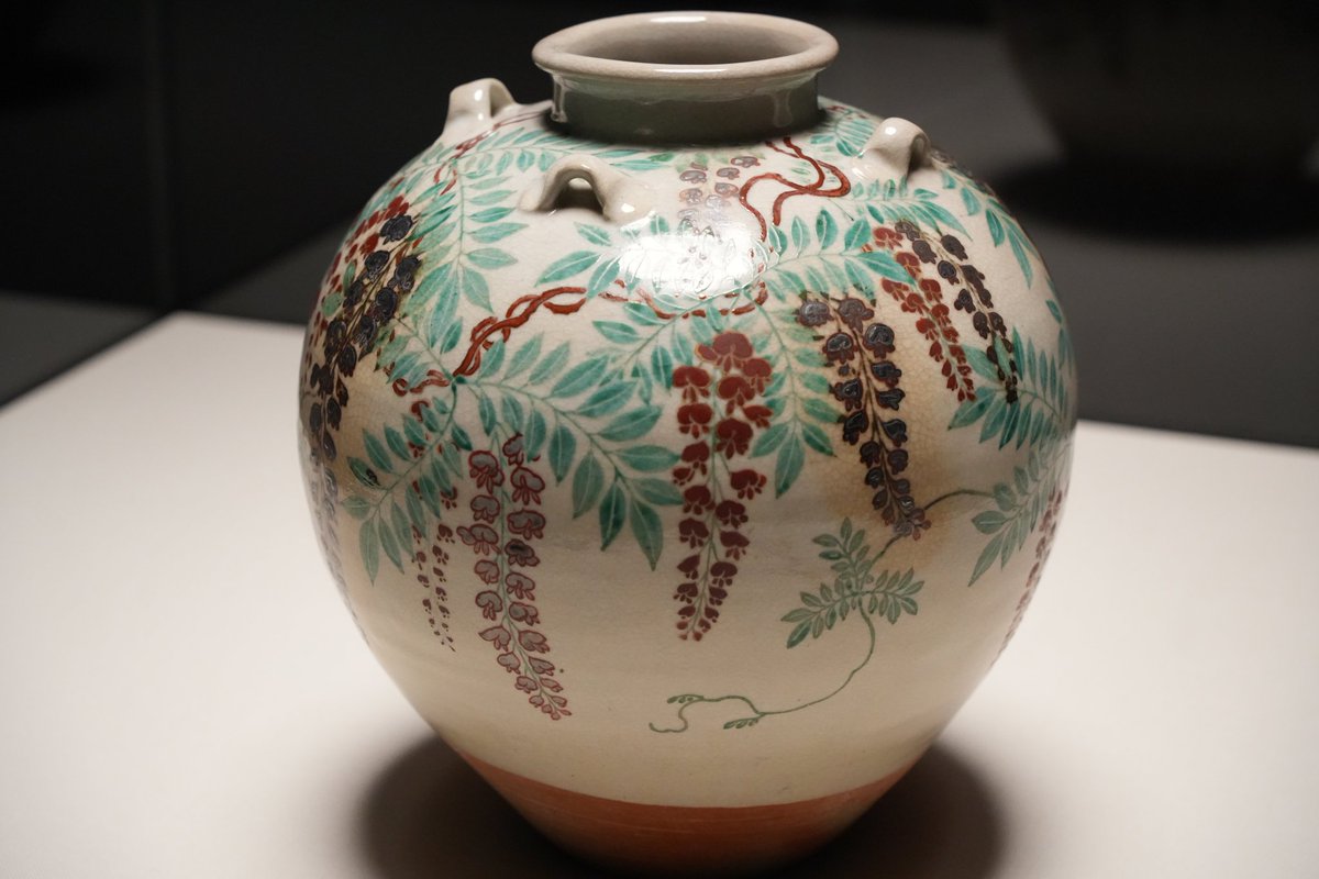 tyadonet's tweet photo. 一昨日は熱海・MOA美術館へ。
『「国宝「喜左衛門井戸」× 国宝「色絵藤花文茶壺」茶の湯のわびと雅』展 https://t.co/4sH7jAdy9E 5/12(火)迄・館蔵品撮影可。
 
メインの国宝2点の他、長次郎作 黒樂茶碗「あやめ」や東山御物等の名品が展示されていました。個人的には志野木瓜香合が好みでした。 https://t.co/Yur7sT3Blj