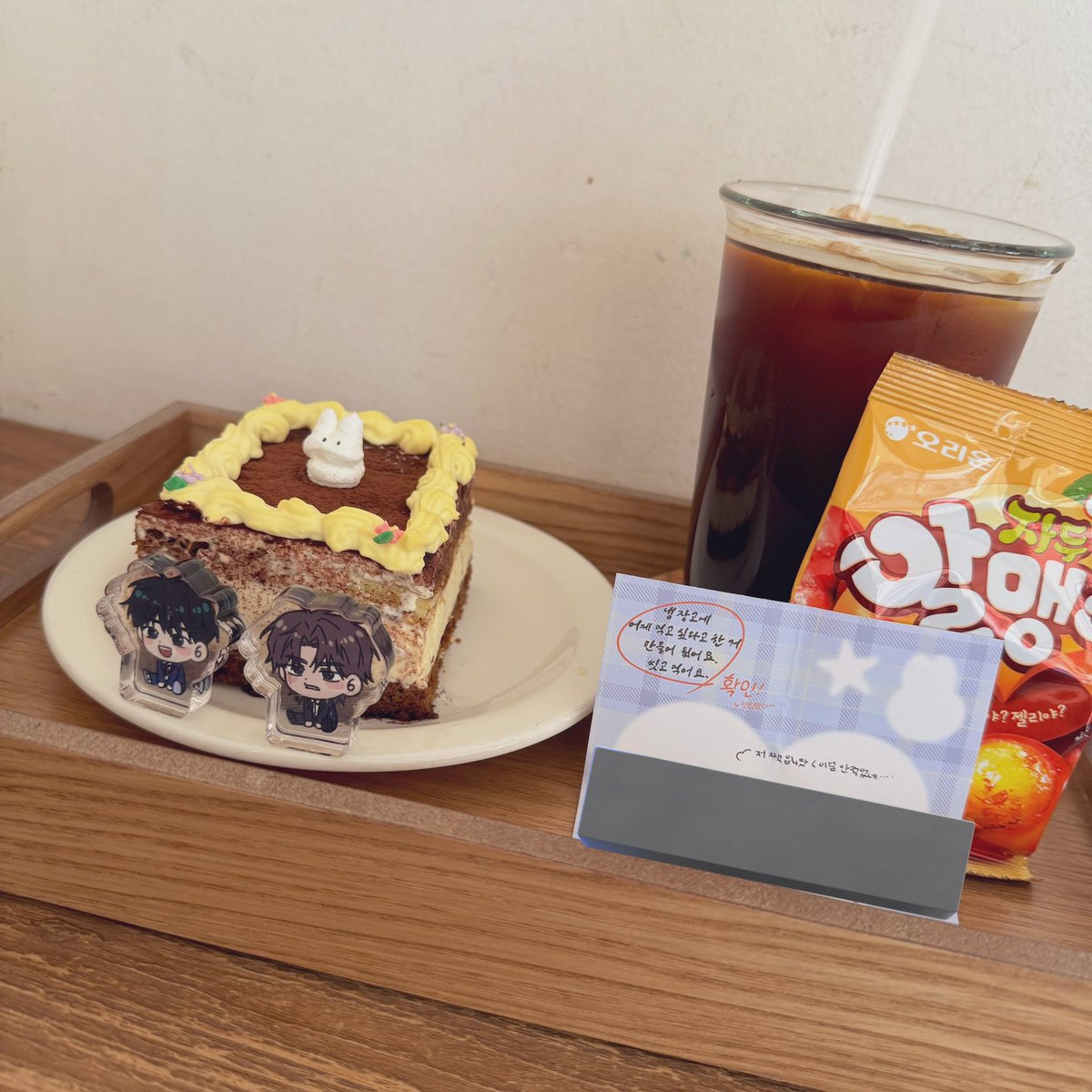 🥹 종우 창덕이 코롯토가... 왜이렇게 귀여울가요..🍴
종우는 해맑고,,, 창덕이는 약간 삐죽거리는!!
코롯토에서 애들 성격이 보입니다..💕
그리고 손편지라뇨!!..🥹 감동 엄청 먹었어요..
이미 짹님한테 넘어갔어요 저는..🫣
받고 나서 너무 행복했답니다!!
편지 계속 간직할게요..💗💕 고마와요💖