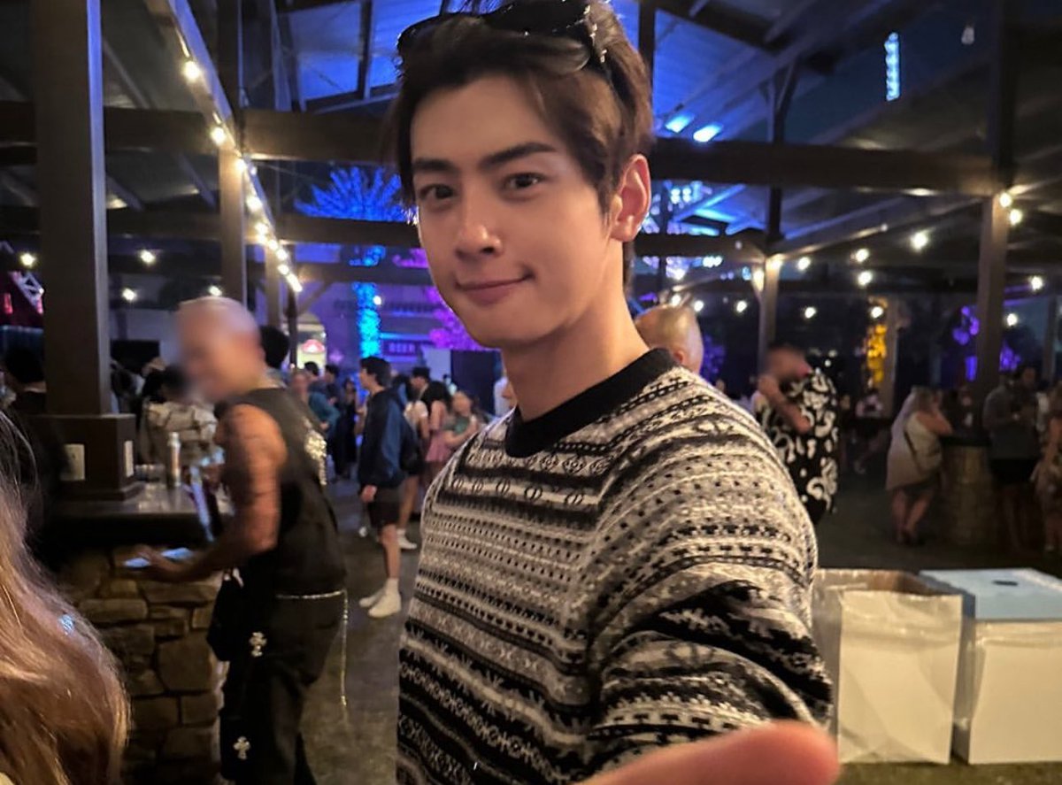 eunwoo gallery tweet media