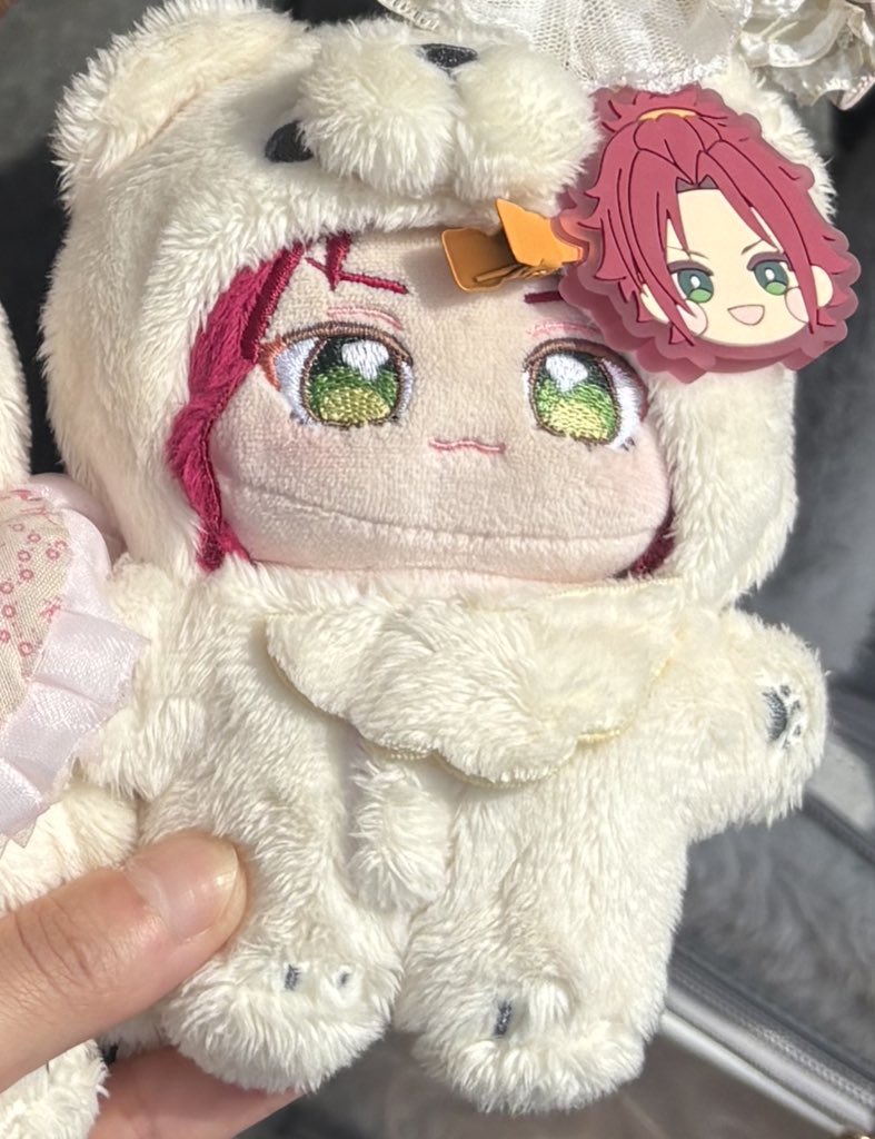 本日約2時間前に池袋サンシャインシティに向かう途中に写真の衣更真緒の一緒に暮らすぬい（いつぬい）を落としてしまいました。

何度か落としている為眉付近に小さな点の汚れがあります。
大切な最推しの為探しています。
心当たりのある方がいましたらコメントお願いします。
 #落し物  #拡散希望