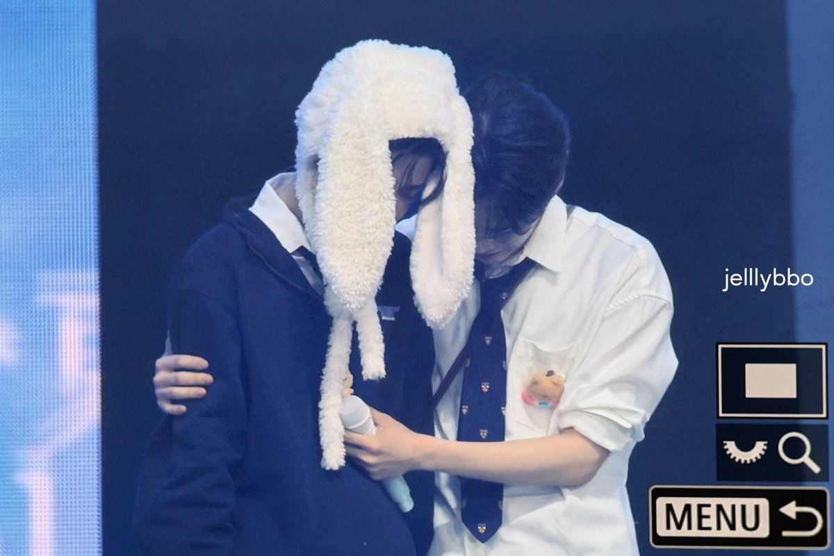 tori 🐬 tweet media