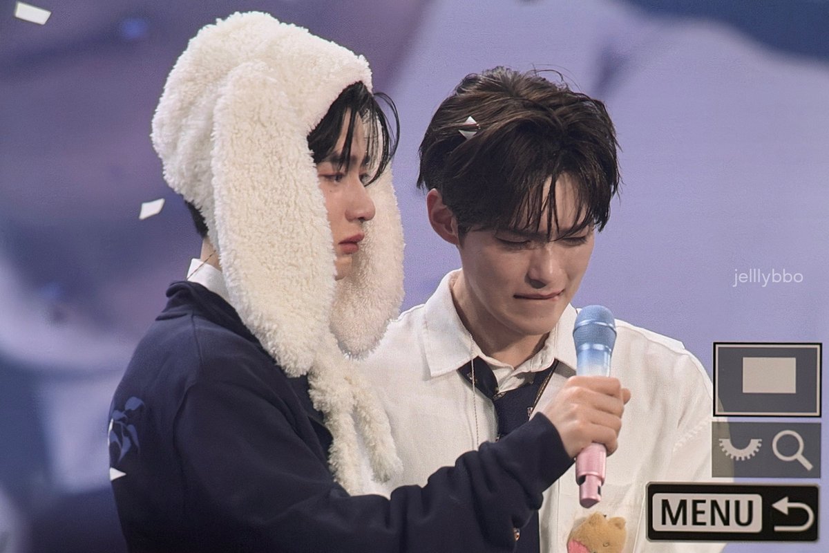 tori 🐬 tweet media