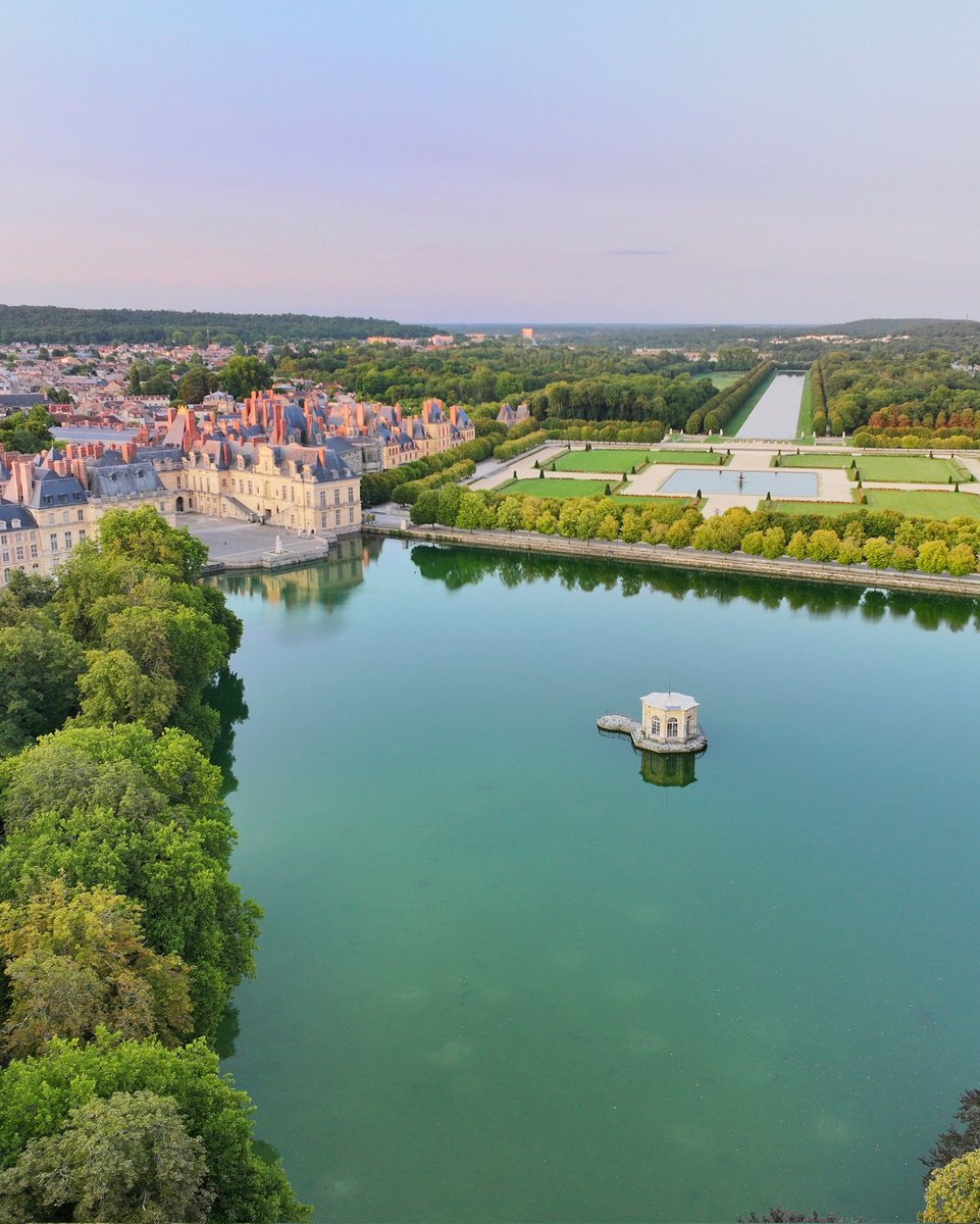 CFontainebleau's tweet image. 🔴 𝗙𝗼𝗻𝘁𝗮𝗶𝗻𝗲 𝗹𝗮 𝗕𝗲𝗹𝗹𝗲 𝗘𝗮𝘂 ! ⛲️💦
Dans les jardins du Château de #Fontainebleau, l'eau est omniprésente : bassins, étang aux Carpes, Grand Canal, fontaines... 💙 #JourneeMondialeDelEau

🌐 chateaudefontainebleau.fr