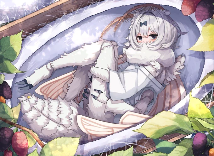 繭と桑に囲まれてる蚕ちゃん