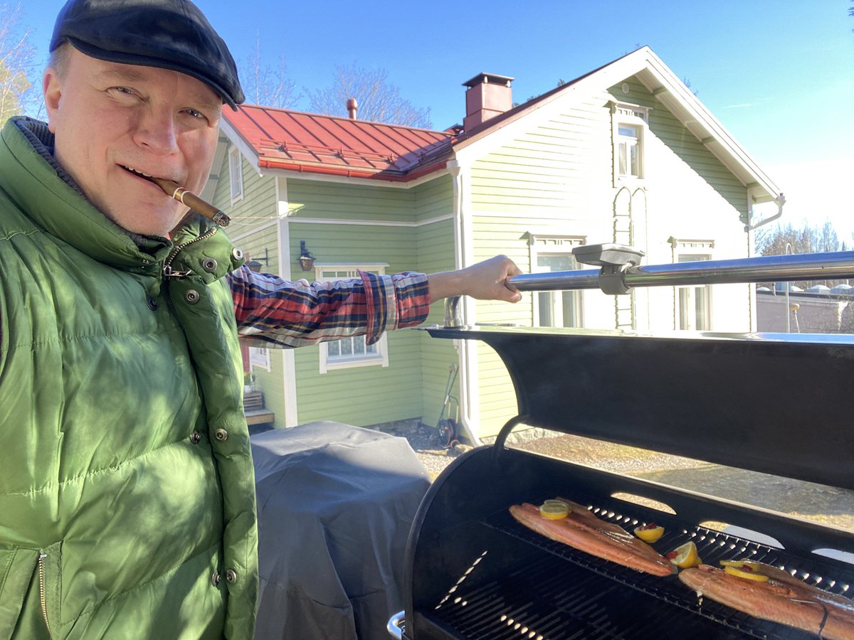 saunahermanni's tweet photo. Eilen oli vapaapäivä ja sauna&grillit lämpesi kotona. Tänään taas saunotaan Sauna Hermannissa. @saunahermanni @weber_suomi @webergrills #smokefire #mastertouch #sauna #surfnturf #smokedsalmon @anttilanmaki @negroni https://t.co/0Y5H4mEeW2