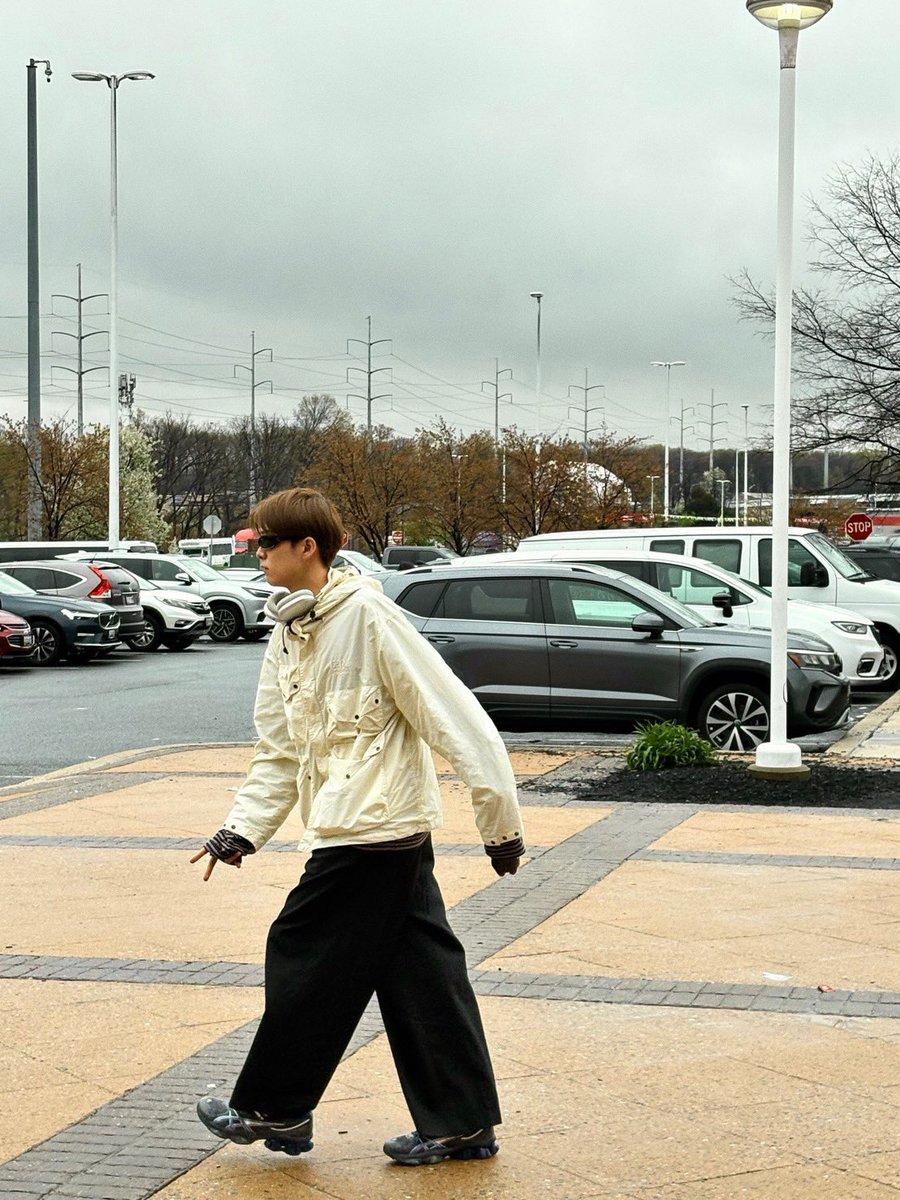 พูดไม่ถูกแต่ฮีเป็นศลปที่นานๆทีจะเจอสักคนจริงๆ แล้วถ้าพี่ไม่ได้เป็นศิลปินหนูจะไปหาพี่เจอที่ไหนล่ะพี่ y y