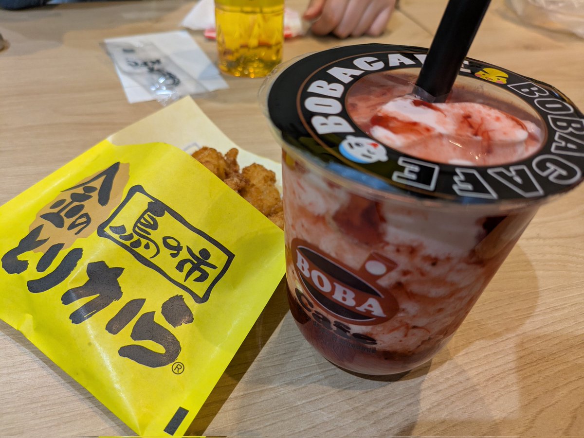smiledayo0501's tweet photo. #BOBACAFE ＆ #金のとりから 
#DRAGONFLY 
コラボ企画のジャンケン大会で、商品券GET🙌🏻✨️  半額以下で美味しく唐揚げといちごミルクシェイク(タピオカ苦手だからナタデココに変更)頂きましたぁ😋 https://t.co/u0SItMqno3