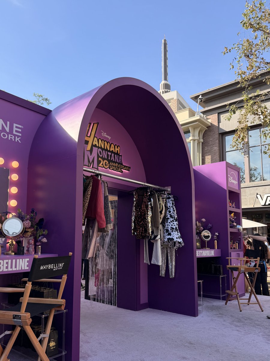 hannahmiley4eva's tweet photo. Hannah Montana pop up at the Grove today! Very very cool and so worth the wait! 🎸✨ https://t.co/ankcabeCge