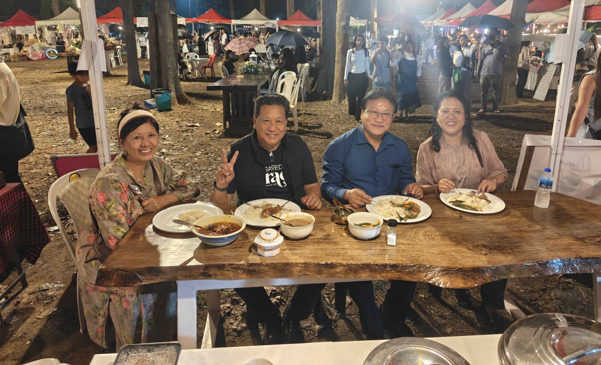 A beautiful fellowship with the wonderful Mero couple to dine and wind up the 3-day "Spring Pop-Up" at the Courtyard, Kuda village, 21-03-26.
PTL for the good weather!🙏
#PTLgoodweather
#the_Courtyard16
#SpringPopUp