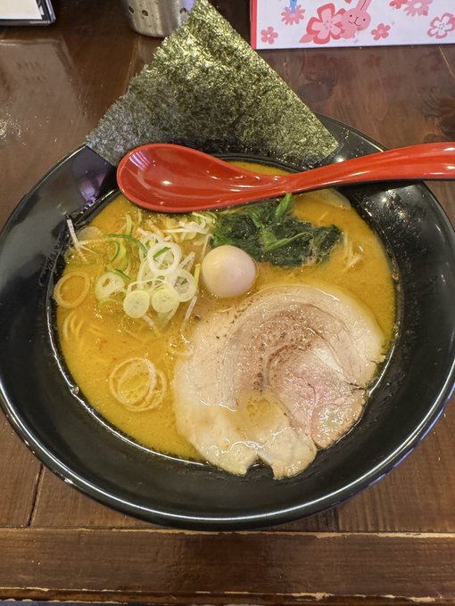 1番ノスタルジー感じた
一蘭にインスパイアされたっぽい感じの味
長浜系でも久留米系でもないけど確かに福岡でしか食えないタイプの味
20年前くらいに若い人が開いたタイプの店って感じの味
これ、東京で食えんタイプかも… 