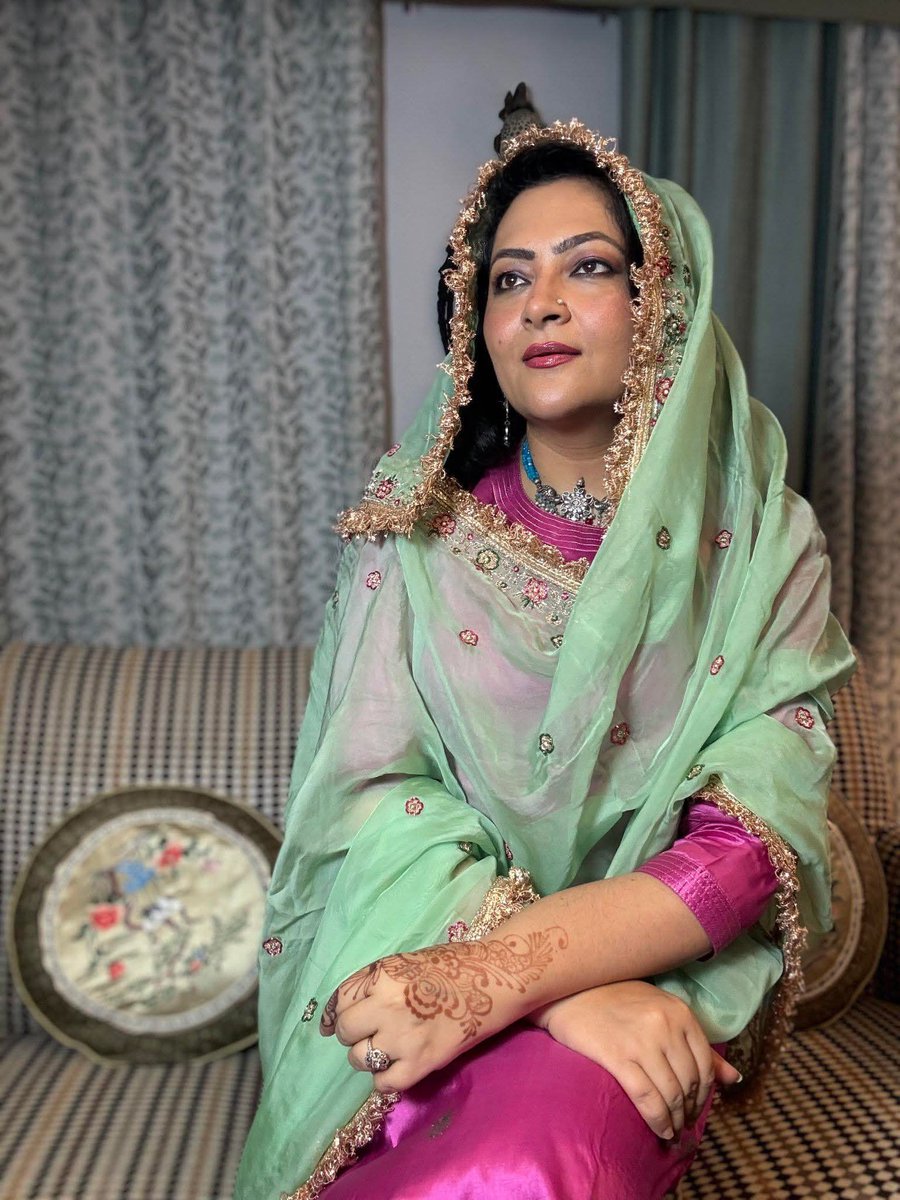 इन आंखों की मस्ती के मस्ताने हजारों हैं