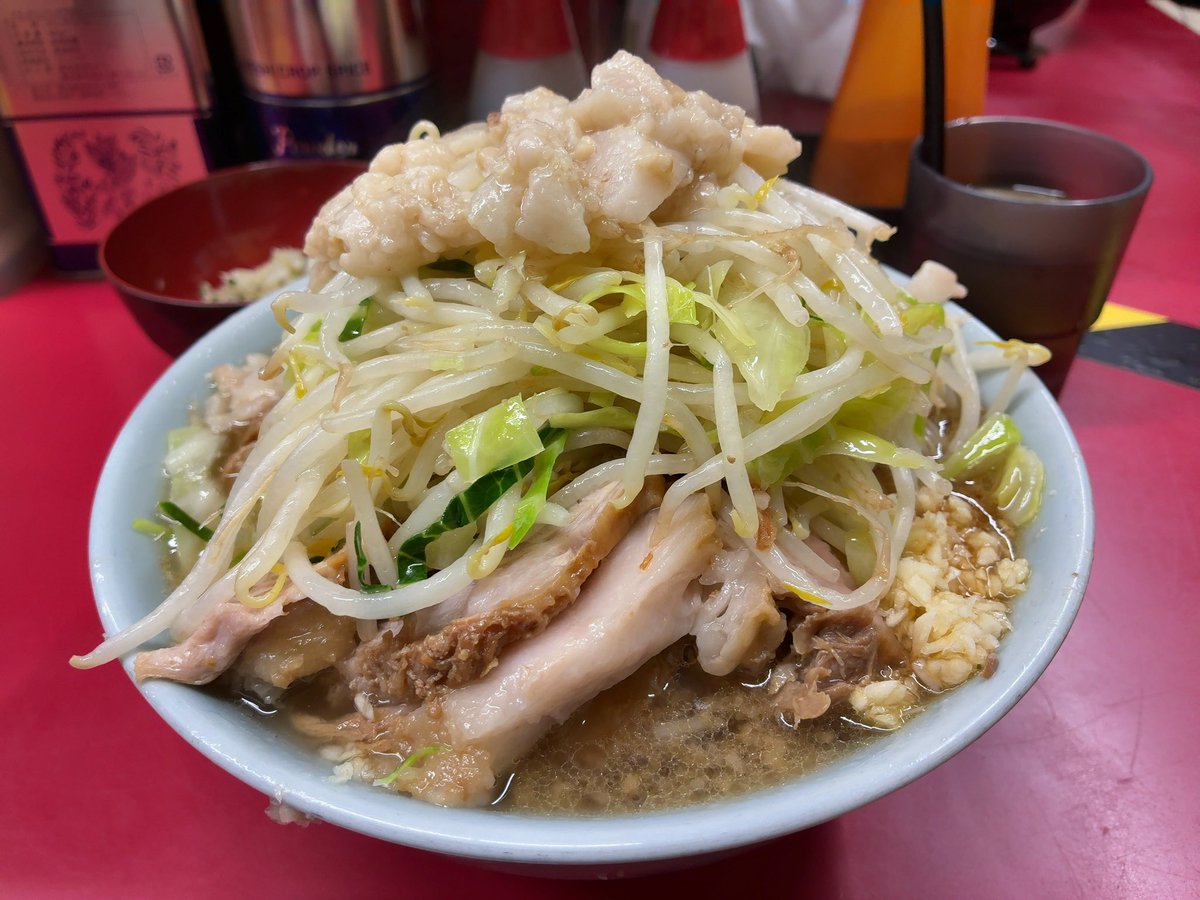 rsry525's tweet photo. ラーメン二郎　中山駅前店
小ラーメンぶた5枚　鬼おろし大葉MIX　NYA
13時台30分待ち
美味しかったー！ https://t.co/OUZsQGTq54