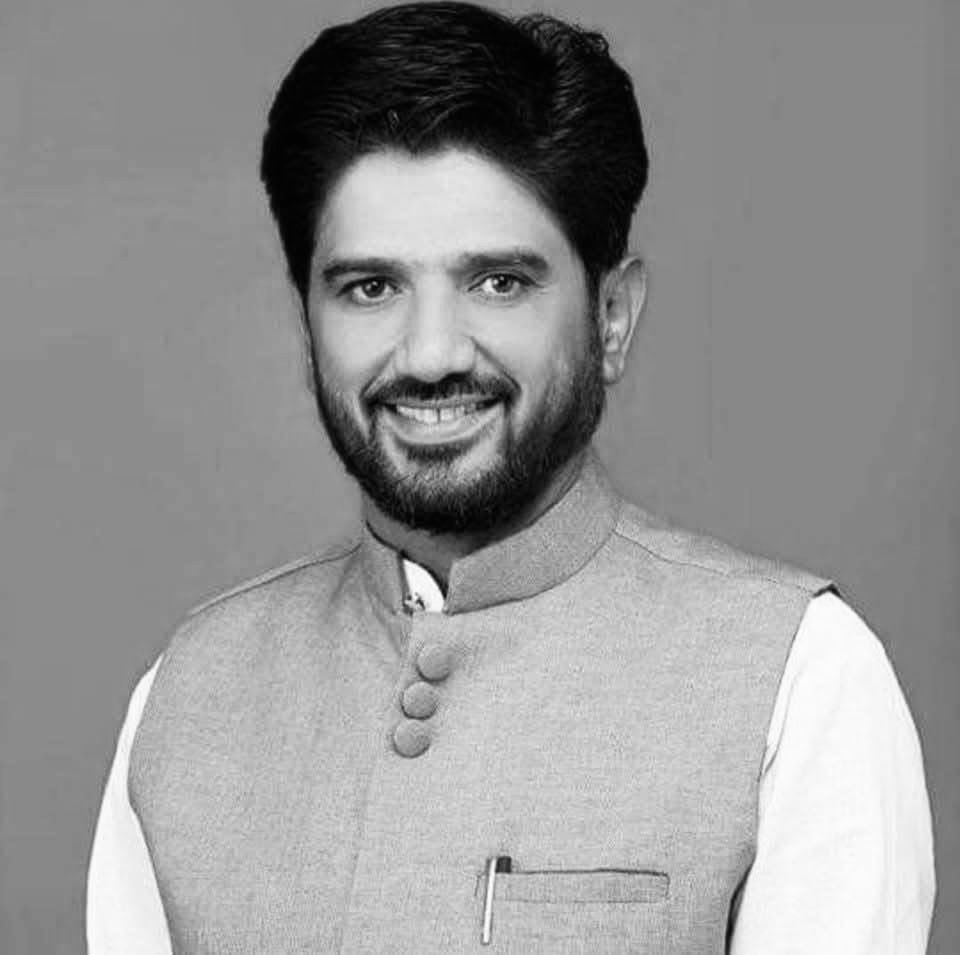RaviDadaChavan's tweet photo. भावपूर्ण श्रद्धांजली! 

भाजपा अल्पसंख्याक मोर्चाचे माजी प्रदेशाध्यक्ष एजाज देशमुख यांच्या निधनाची घटना अत्यंत दु:खद आहे. 

एजाज यांनी आपल्या कार्यकाळात संघटन बळकट करण्यासाठी तसेच भाजपा परिवाराची विचारधारा समाजाच्या प्रत्येक घटकापर्यंत प्रभावीपणे पोहोचवण्यासाठी महत्त्वपूर्ण योगदान दिले. याच कार्यशैलीमुळे अल्पसंख्याक मोर्चाला एक नवी दिशा मिळाली होती.

त्यांच्या निधनाने पक्षातील एक निष्ठावान आणि कर्तव्यदक्ष नेता हरपला आहे. एजाज यांच्या आत्म्यास सद्गती लाभो. तसेच देशमुख कुटुंबीयांना या दुःखातून सावरण्याचे बळ लाभो, हीच ईश्वरचरणी प्रार्थना !

ॐ  शांती