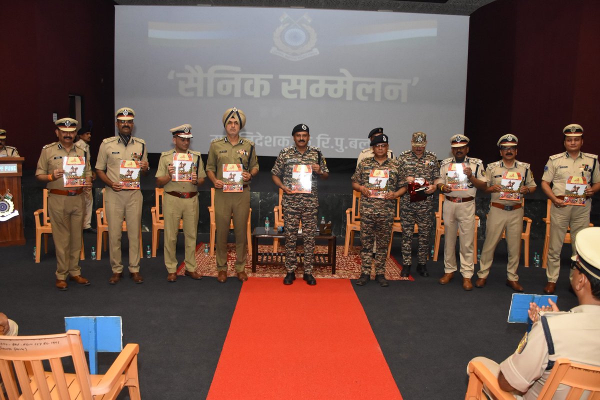 DG CRPF Shri G.P. Singh, IPS addressed the Sainik Sammelan at GC CRPF Pune, emphasising fitness, training and moral values. He distributed Spl DG’s Disc, heard grievances of jawans and also released the GC newsletter.
#WESTERNSECTORCRPF