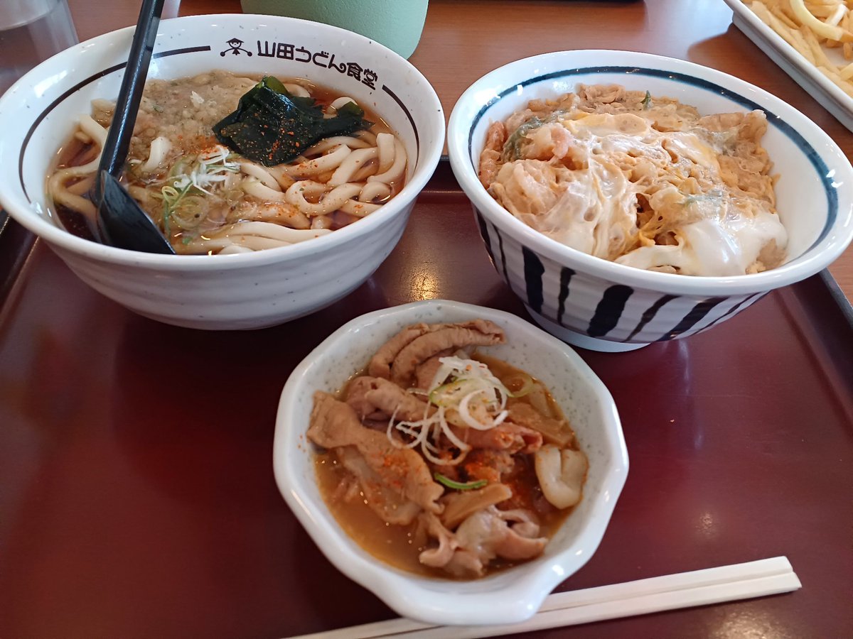 火葬終わってヤマWoooで遅昼飯山田Aセット(たぬきうどんかき揚げ丼もつ煮)