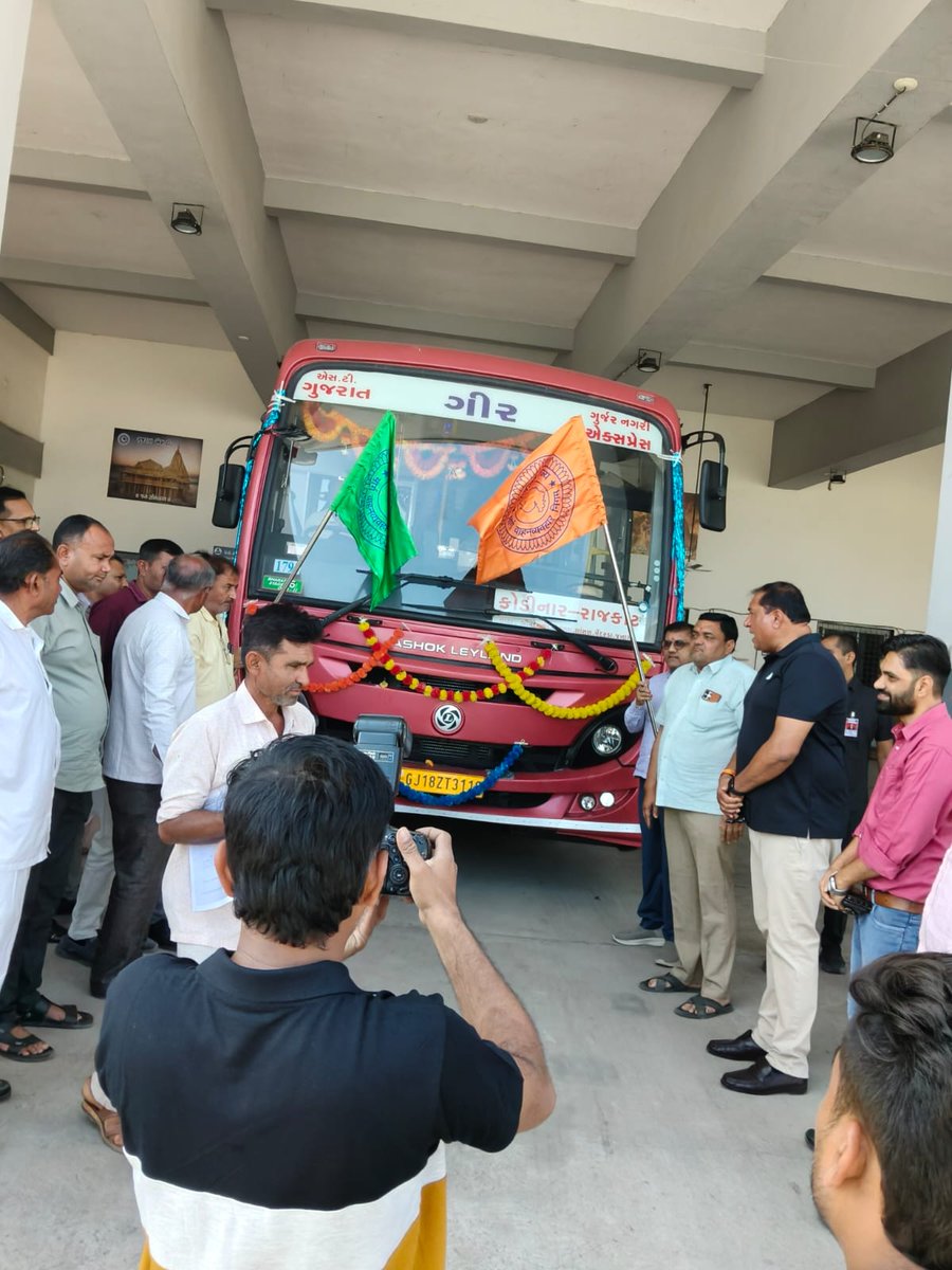 આજ રોજ કોડીનાર ડેપો ખાતે રાજકોટ રૂટમાં ફાળવેલ નવીન ગુર્જરનગરી વાહનનું માનનીય મંત્રીશ્રી પ્રદ્યુમન વાજા સાહેબના વરદ હસ્તે ડેપો મેનેજર શ્રી,નગરપાલિકા પ્રમુખ શ્રી શિવાભાઈ તથા ઉપસ્થિત ગ્રામજનોની હાજરીમાં લોકાર્પણ કરેલ છે.<a href="/CMOGuj/">CMO Gujarat</a> <a href="/sanghaviharsh/">Harsh Sanghavi</a> <a href="/OfficialGsrtc/">GSRTC</a> <a href="/CollectorAmr/">Collector & DM Amreli</a> <a href="/SP_Amreli/">SP AMRELI</a>