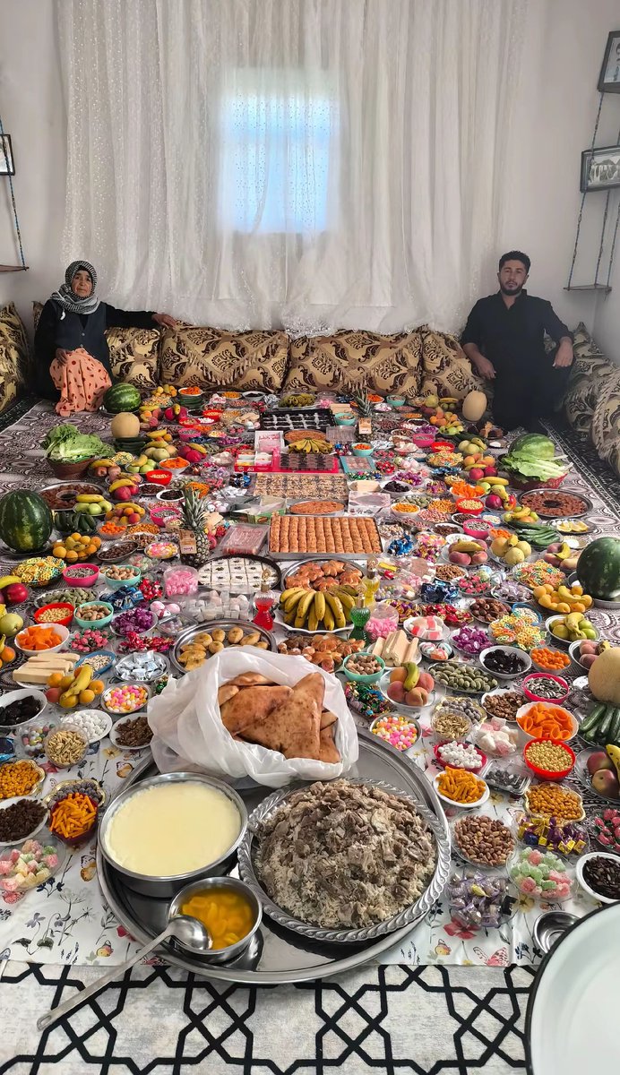 Mardin/Dargeçit/Kılavuz Köyü ve her bayram bu şekilde sofra hazırlanıyor. Babanne torunlarının gelmesini bekliyor🥰