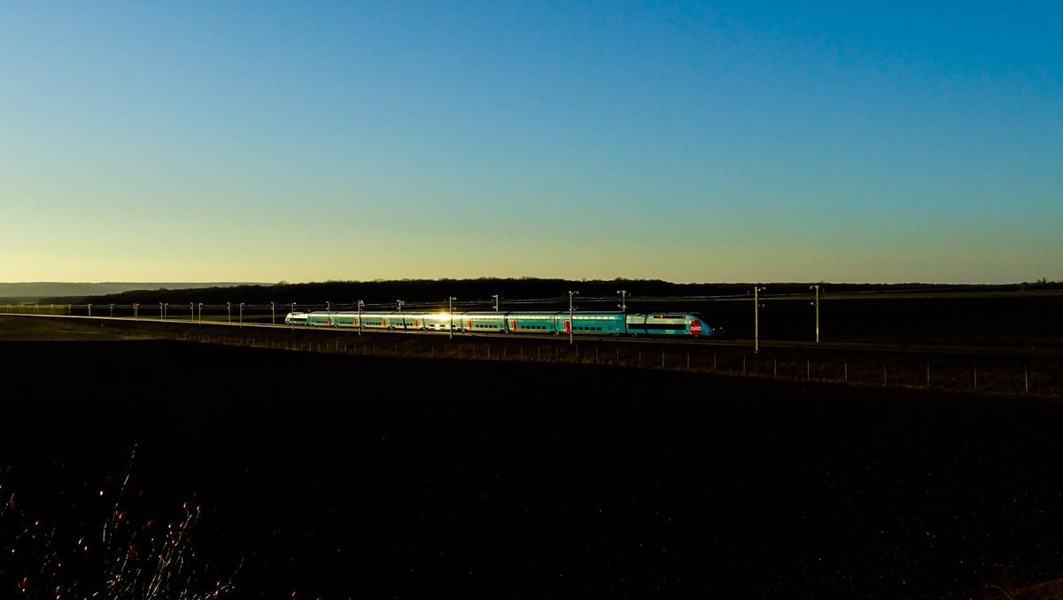 CheminsdeFerTC's tweet image. Reflet d'un dernier soleil lorrain sur une rame =&amp;gt;#TGV Ouigo achevant sa course sur la =&amp;gt;#LGV Est-Européenne à hauteur de #Xammes (54) avant de bifurquer vers Nancy en 02-21.
📷Edgar4402, source : Flickr flic.kr/p/2kJ3KDX