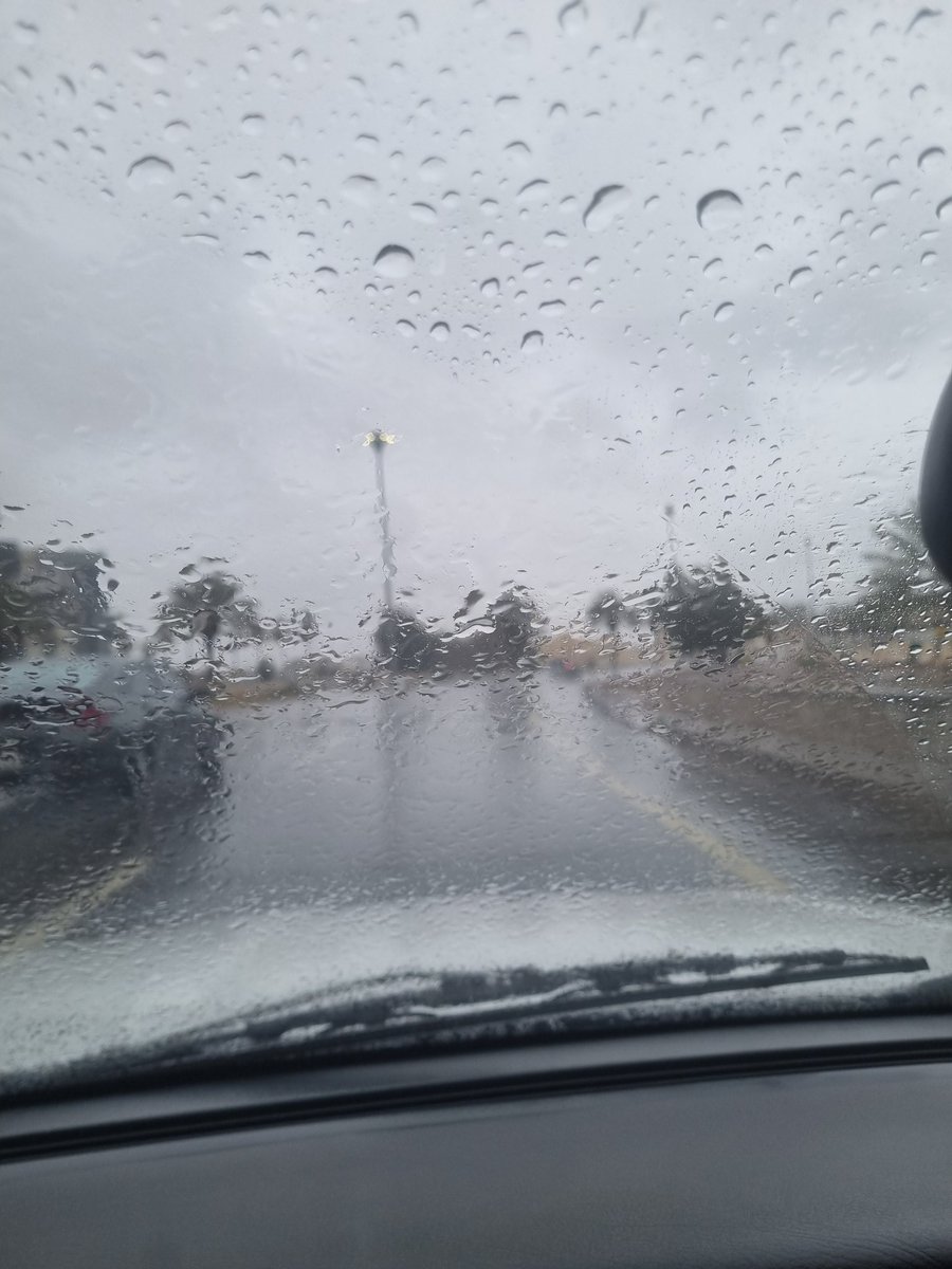 اللهم أمطار خير وبركة وانفع بها البلاد والعباد  #تبوك_الان