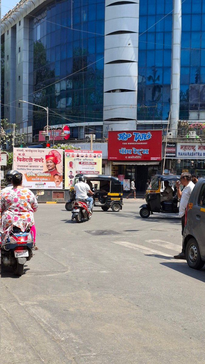 nitenl's tweet photo. Cannot even the the traffic lights. At the junction of Shraddhanand Road and Nehru road Vile Parle East. If you cannot enforce removal of hoardings, then atleast make the signal pole higher for the safety of people 🙏 https://t.co/ABs1nrypRf