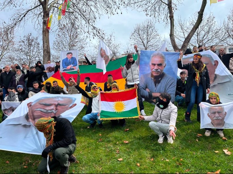 Bunun adına Barış diyen hayvan oğlu hayvanları destekleyen ve buna da devlet aklı diyip insanlarla dalga geçen kim varsa anasını bacısını sikim. BU GÖRÜNTÜLERDEN RAHATSIZ OLMAYAN NE KADAR MHPLİ VARSA Allah belasını versin namussuz köpekler. #NevruzBayramı