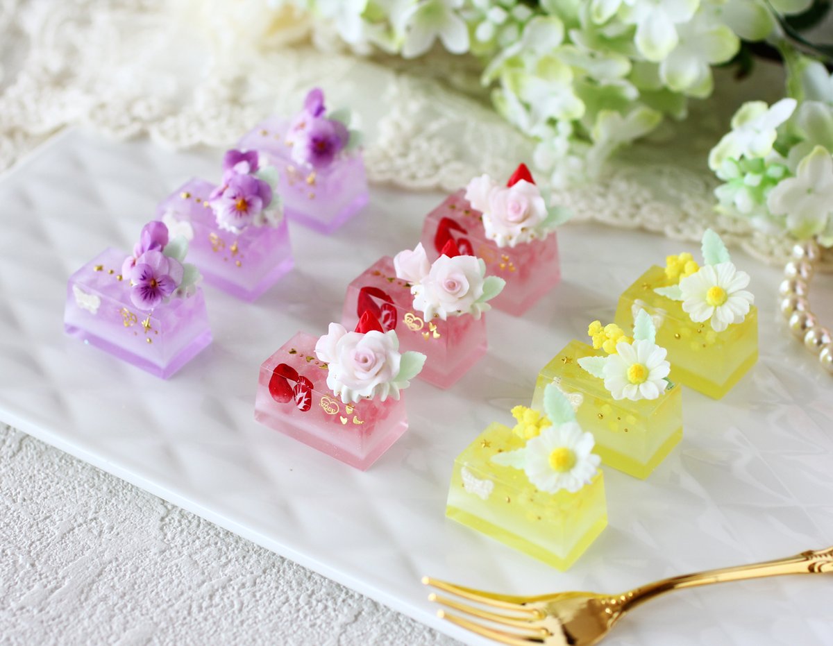 a_design_azu's tweet photo. こんにちは☁
三連休最終日、いかがお過ごしでしょうか。

小さな四角いケーキ【ガトー・デ・ポシェット】の新作が出来ました🍰

紫のビオラ、ホワイトローズ＆ストロベリー、ミモザ＆カモミールの3種類です。

バッグチャームと、ネックレスに加工して #ゴスロリマーケット で販売予定です。

#GLM14 https://t.co/lo0W5H85nE