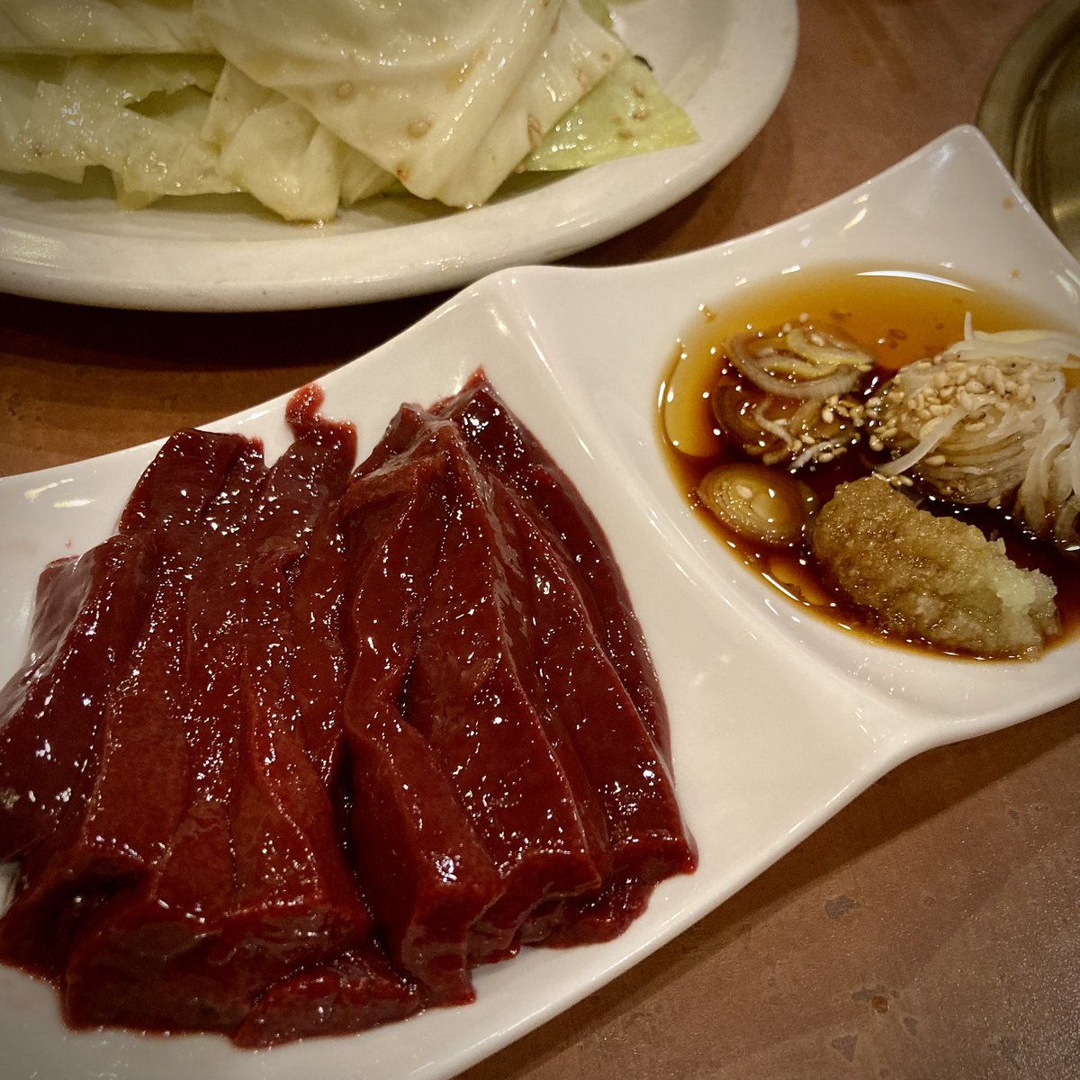 EdagawaWalker's tweet photo. 【焼肉天国 枝川】

なぜ江東区・枝川は「焼肉天国」なのか？

① 下町×在日コリアン文化の旨みの蓄積
枝川は昔から在日コリアンの方々が多く暮らしたエリア。本場直系のタレ文化・肉の目利き・下処理技術が日常に根付いている！

② 高級じゃない、でもガチで旨い
観光向けじゃないから、見た目は素朴、価格は良心的、味は本気、“常連の舌に鍛えられた店”しか生き残れないエリア。

③ ホルモン天国、鮮度が違う
枝川の焼肉は赤身だけじゃない。シマチョウ、レバー、ハツの仕上がりが異次元。回転が早く、仕入れが強い証拠。

④ 倉庫街×住宅地＝穴場化
豊洲・木場に近いのに目立たない立地。だからこそ、知る人ぞ知る焼肉密集地として進化。

一言で言うと「映えはないが、肉とタレで黙らせてくる街」焼肉好きなら、一度は枝川で“答え合わせ”してほしいですね。